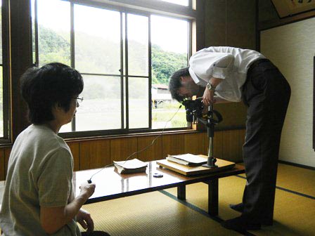 資料撮影中の様子の写真