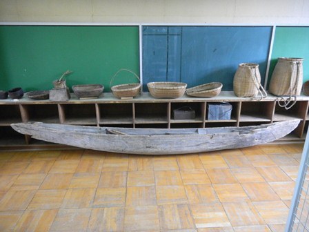 日南町郷土資料館に所蔵される刳り舟を真横から見た写真