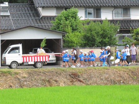 大谷地区内を巡幸する神輿の写真