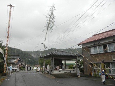 四つ堂の南側に立てられた八注連竹の写真