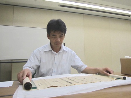 栗東歴史民俗博物館での史料調査の様子の写真