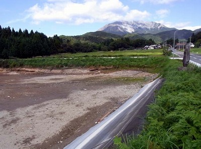 大山の水のない池