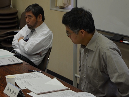 協議中の小山現代部会長(奥)と岸本近代部会長(手前)の写真