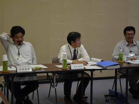 なごやかに協議中の石田委員（左）、西村委員（中）、佐々木委員（右）の写真
