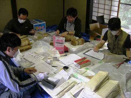 文書調査をする東京大学経済学部資料室スタッフのの写真