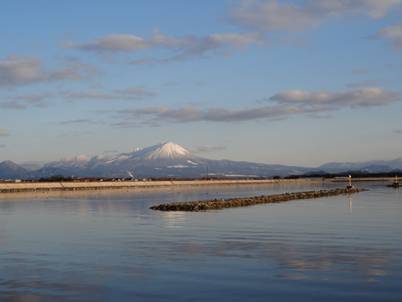 護岸から見る大山