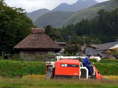 古屋とコンバイン