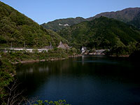 猿飛湖(鳥取県)からみた稜線写真