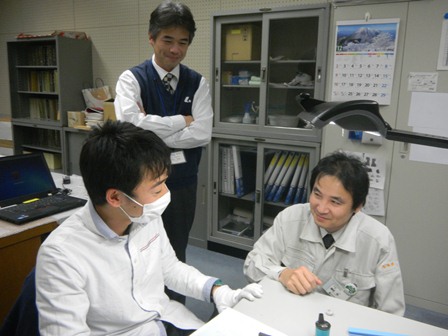 渡瀬調査員(左)と湯村専門員(右)と岡村室長(奥)の写真