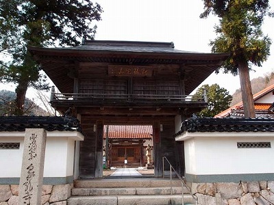 泉龍寺の山門