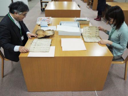 坂本委員(左)と渡邉専門員(右)の写真