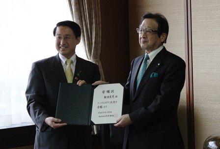 知事から飯田圭児さんに対して委嘱状を交付。
