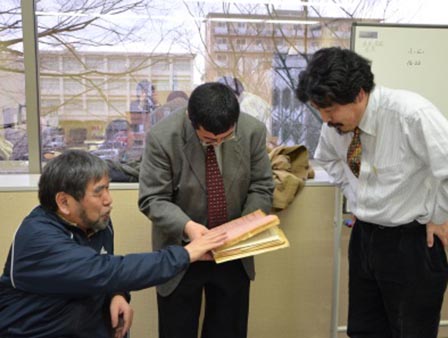 協議中の佐々木委員(左)と清水専門員(右)の写真