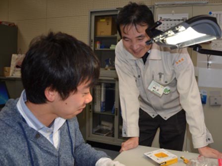渡瀬調査員と湯村専門員の写真