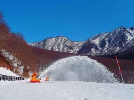 青空と除雪風景