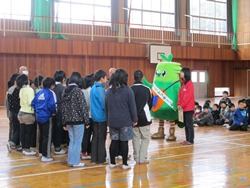 体育館に集まってくれた児童とトッキーノ