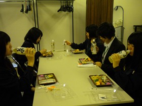 協賛商品「辻利」で休憩する女子学生の様子