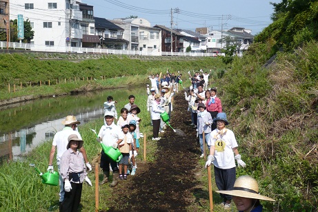 種まきの完了。みんな笑顔。