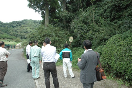 小枝山12号墳への登山道を確認する様子