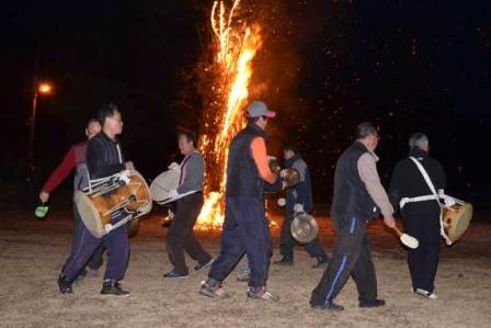 燃えるタルチプと農楽隊の様子の写真