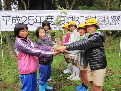 鳥取県美鳥の大使から岩手県広田小学校児童へ苗木の引渡しの様子２枚目