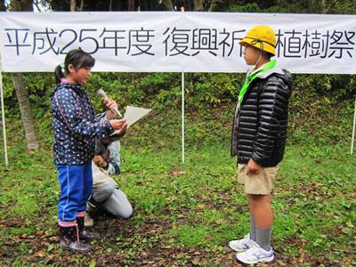 岩手県広田小学校児童から鳥取県美鳥の大使へ御礼品（記念品）の贈呈の様子１枚目