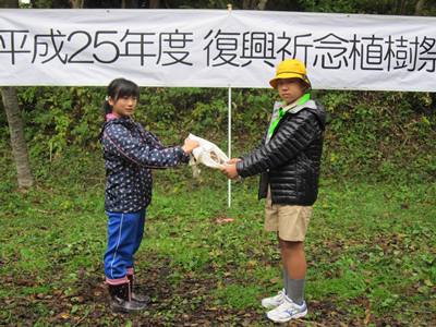 岩手県広田小学校児童から鳥取県美鳥の大使へ御礼品（記念品）の贈呈の様子２枚目