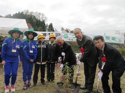 代表者植樹の様子