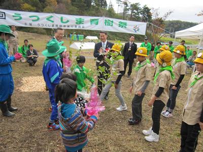 鳥取県美鳥の大使から福島県の子供達へ苗木の引渡しの様子２枚目
