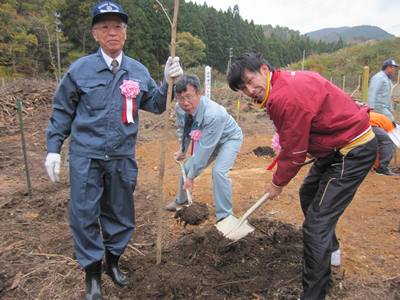 代表者植樹の様子2