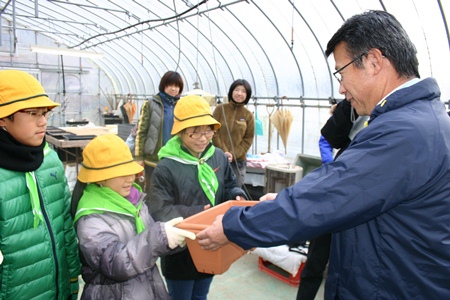 プランターと岩手県の種の引渡し