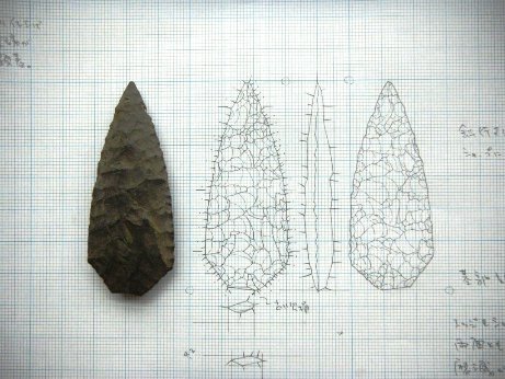 石器と実測図の写真