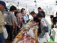 鮮魚販売の様子