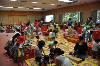 木のおもちゃが大集合した会場の写真