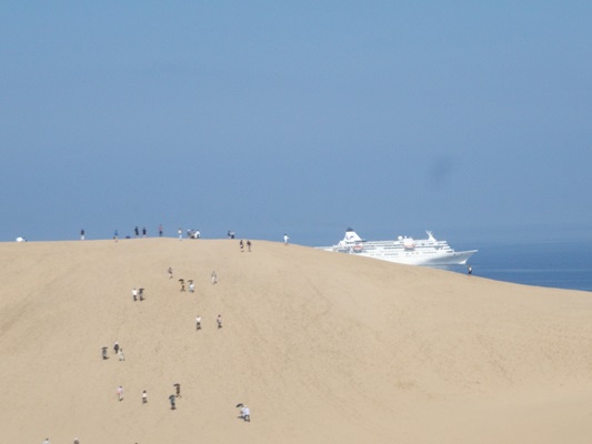 砂丘と船