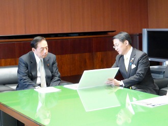 太田国土交通大臣へ要望内容の説明