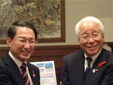 平井知事と井戸知事の写真