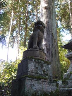 狛犬(社叢を背景)