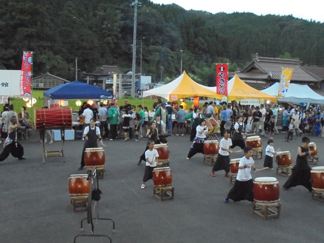 あわくら太鼓の様子