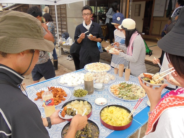 おいしい料理による交流会の様子