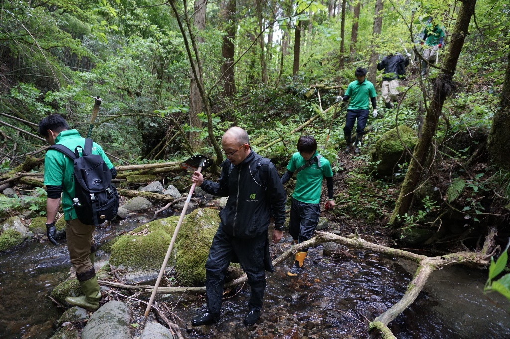 山腹水路へ移動