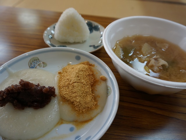 屋住産の作物たっぷりの昼食