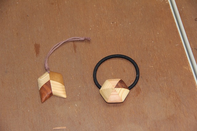 寄木細工のアクセサリーキーホルダー