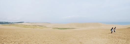 「馬の背」の風景－裸足で歩く観光客の姿が見えます