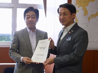 青木国土交通大臣政務官へ要望書手交